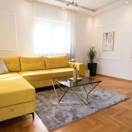 July Διαμέρισμα *