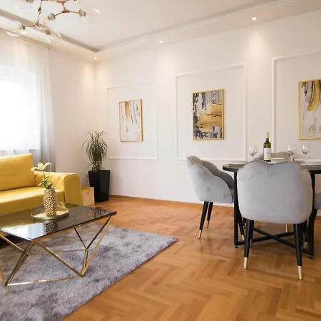 July Διαμέρισμα *