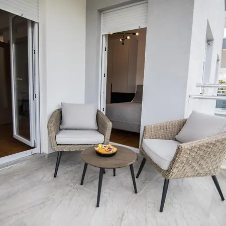 July Διαμέρισμα *